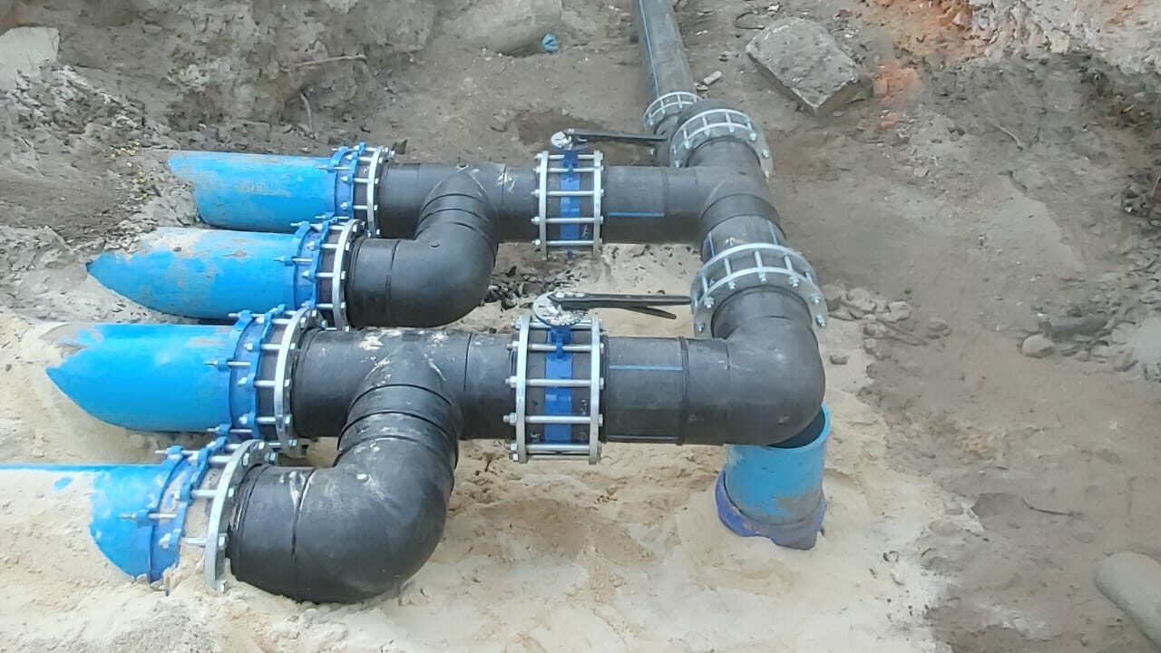 HDPE pipes connected with aqua-locks onto steel manifold